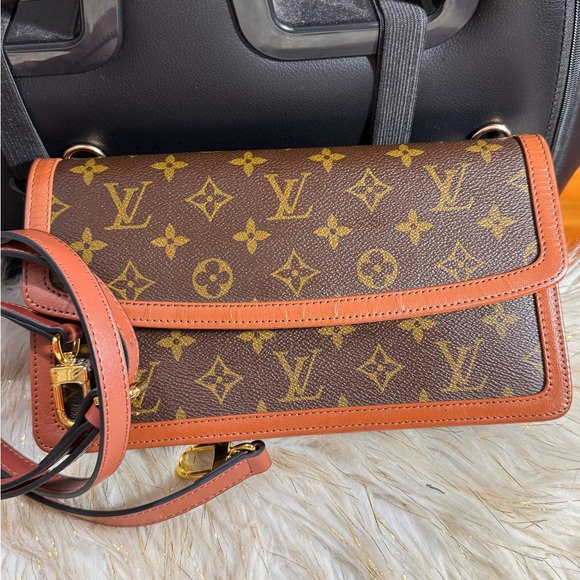 Louis Vuitton Dame Clutch Pouch professionally converted to Sling Cross-bag - Picture 13 of 16